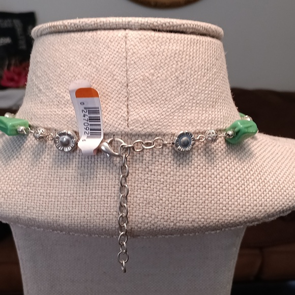 SILVERTONE NECKLACE WITH GREEN STONE AND UNIQUE PENDANT 💚👌🏽 - Picture 3 of 4